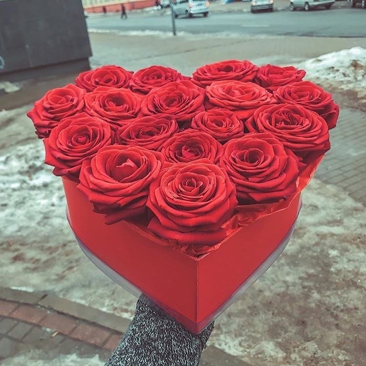 Розы в шляпной коробке "Красное Сердце Москвы"