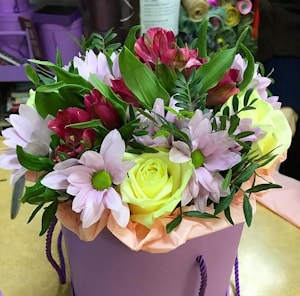 Цветы в Московской коробочке "Роза и Альстромерия"