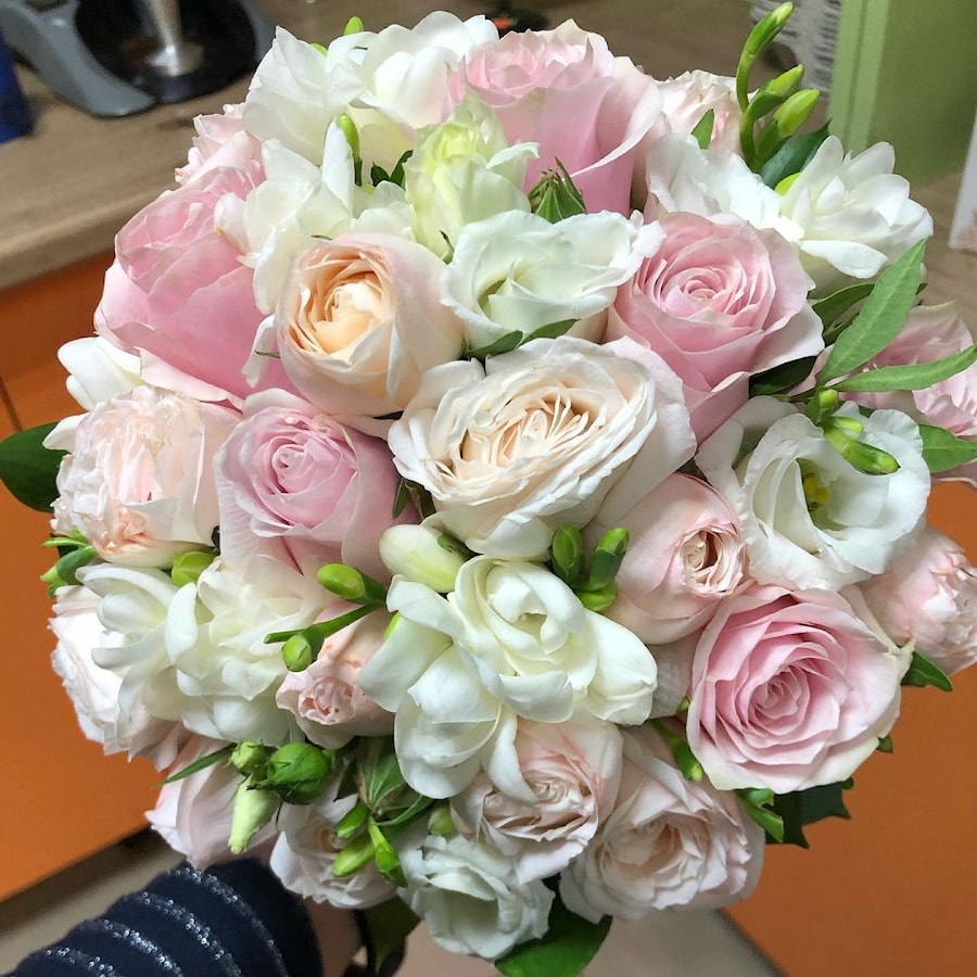 Букет невесты № 17 из розы "Москва 2021"