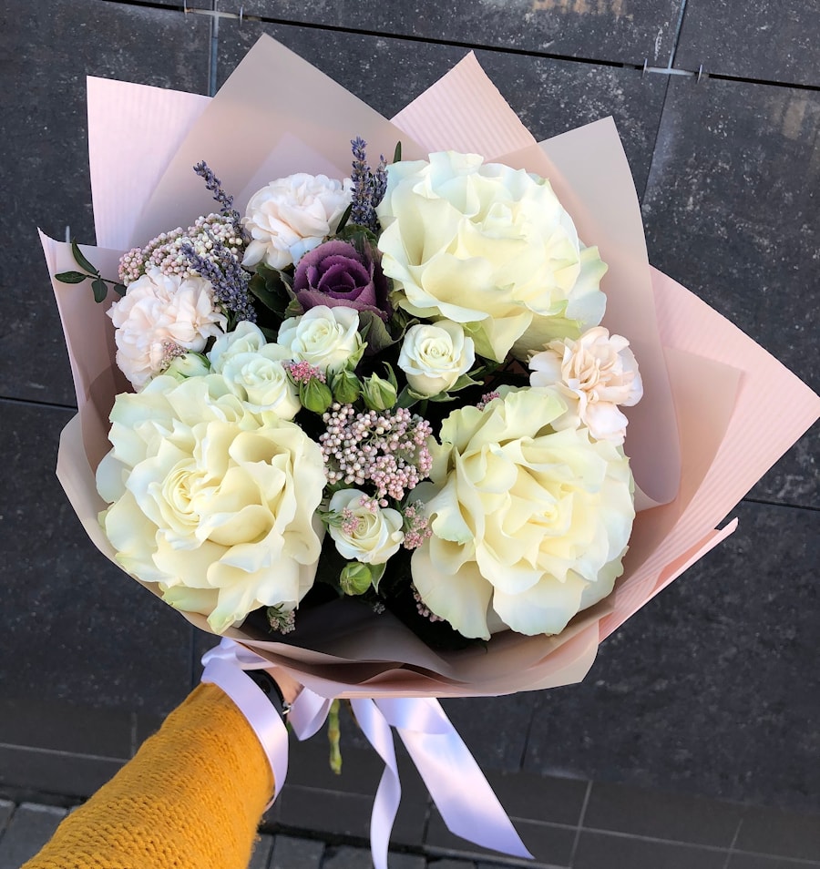 Букет "Белый Московский" из трех французских роз и зелени