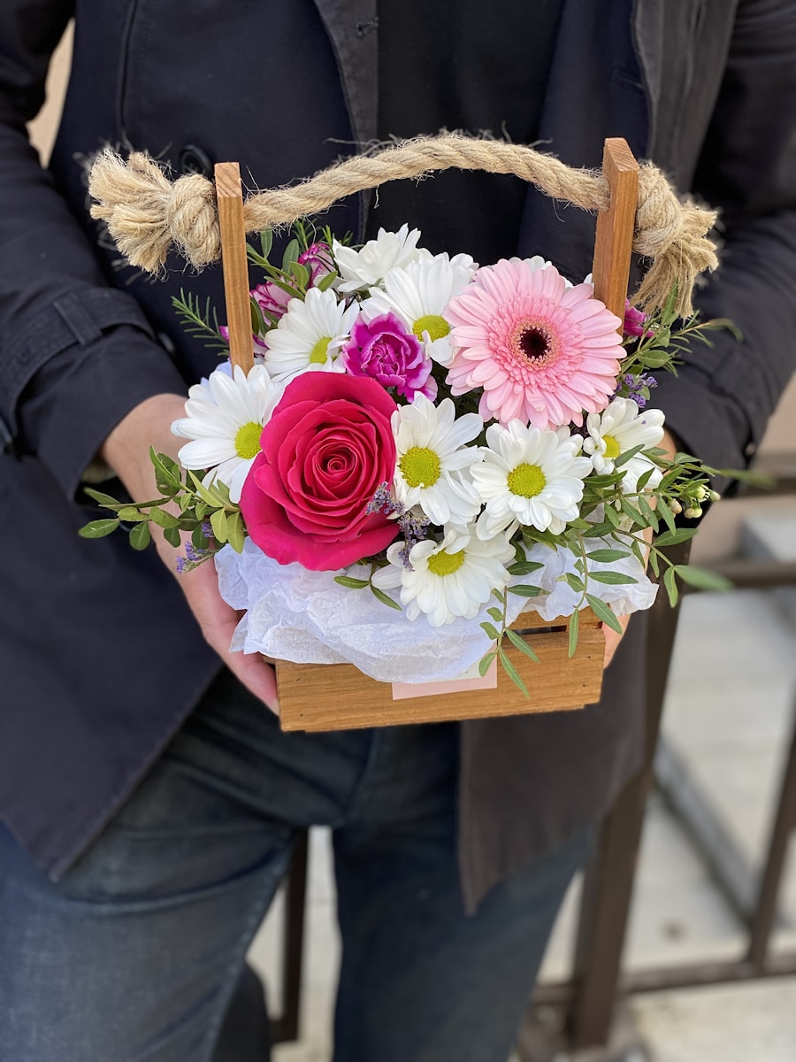 Цветы в деревянной коробке-ящике "Московский Восторг"